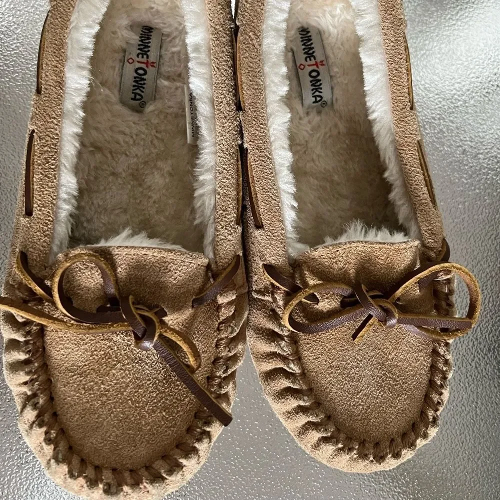 Minnetonka Suede Faux Fur Tan Slippers Size 3